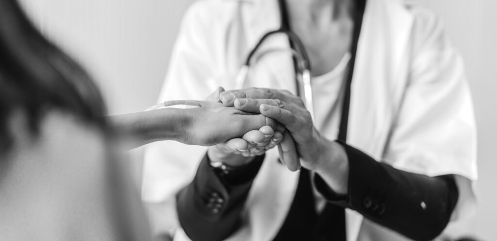 Unternehmensgruppe Wohlgemuth Arzt Patient Pflegerin Fürsorge Hanfd halten